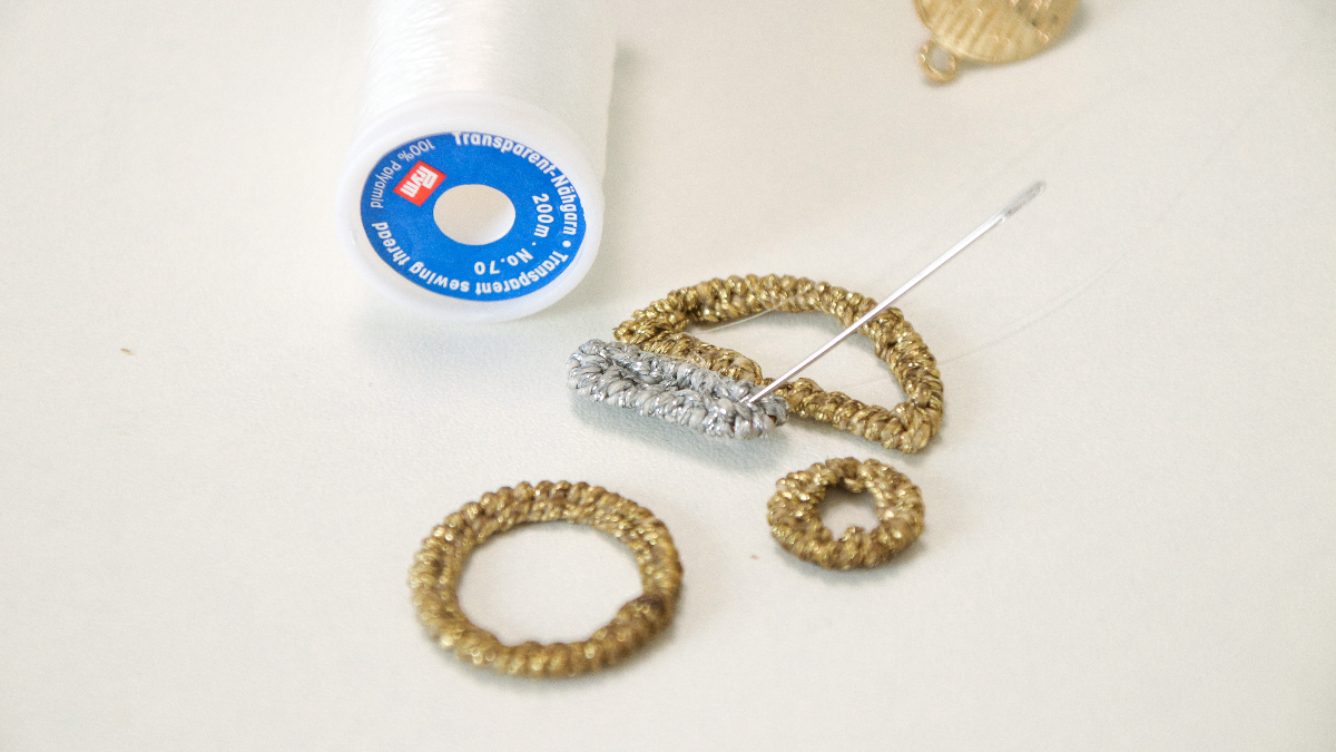 Asymmetrical earrings in gold and silver linhasita macramé wire : Step 5 Asymmetrical earrings in gold and silver linhasita macramé wire : Step 5