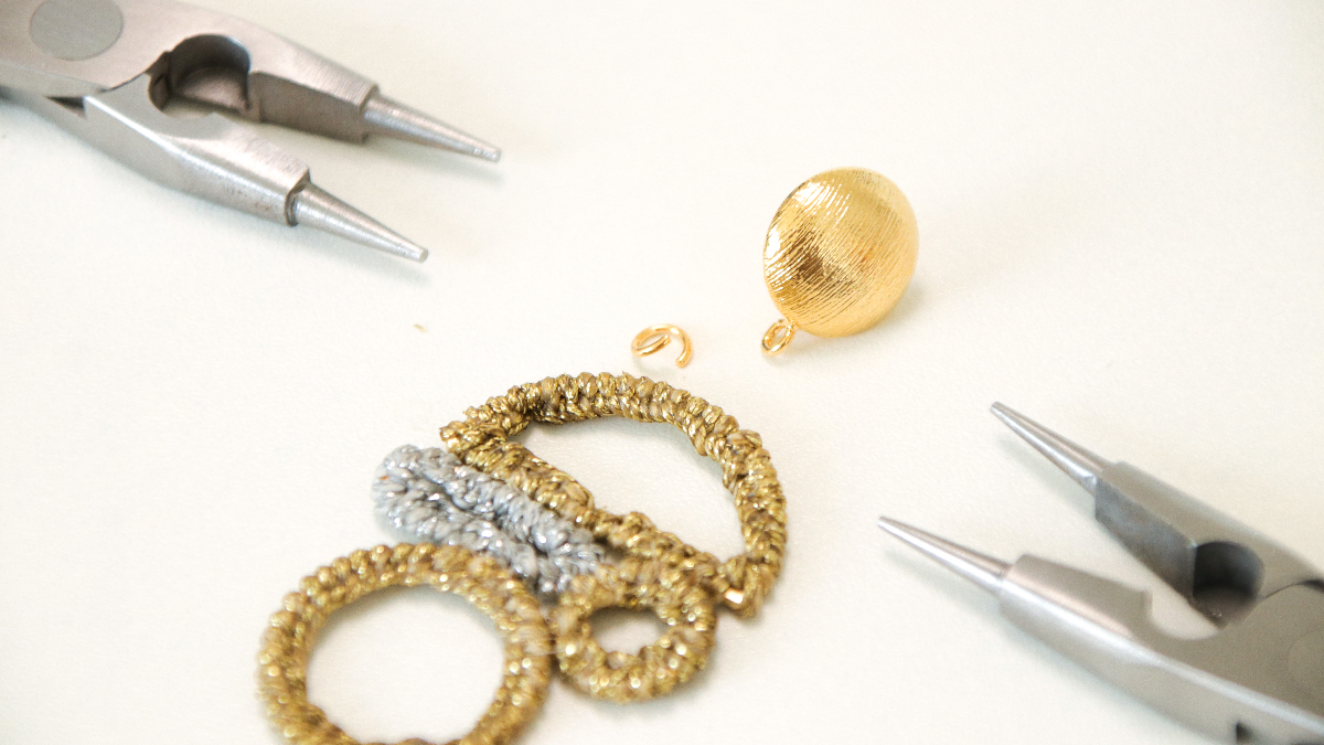 Asymmetrical earrings in gold and silver linhasita macramé wire : Step 6 Asymmetrical earrings in gold and silver linhasita macramé wire : Step 6