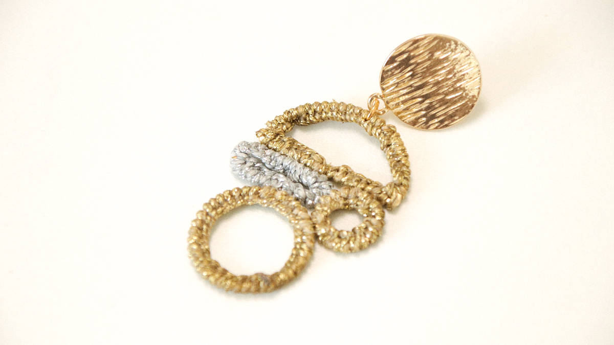 Asymmetrical earrings in gold and silver linhasita macramé wire : Step 7 Asymmetrical earrings in gold and silver linhasita macramé wire : Step 7