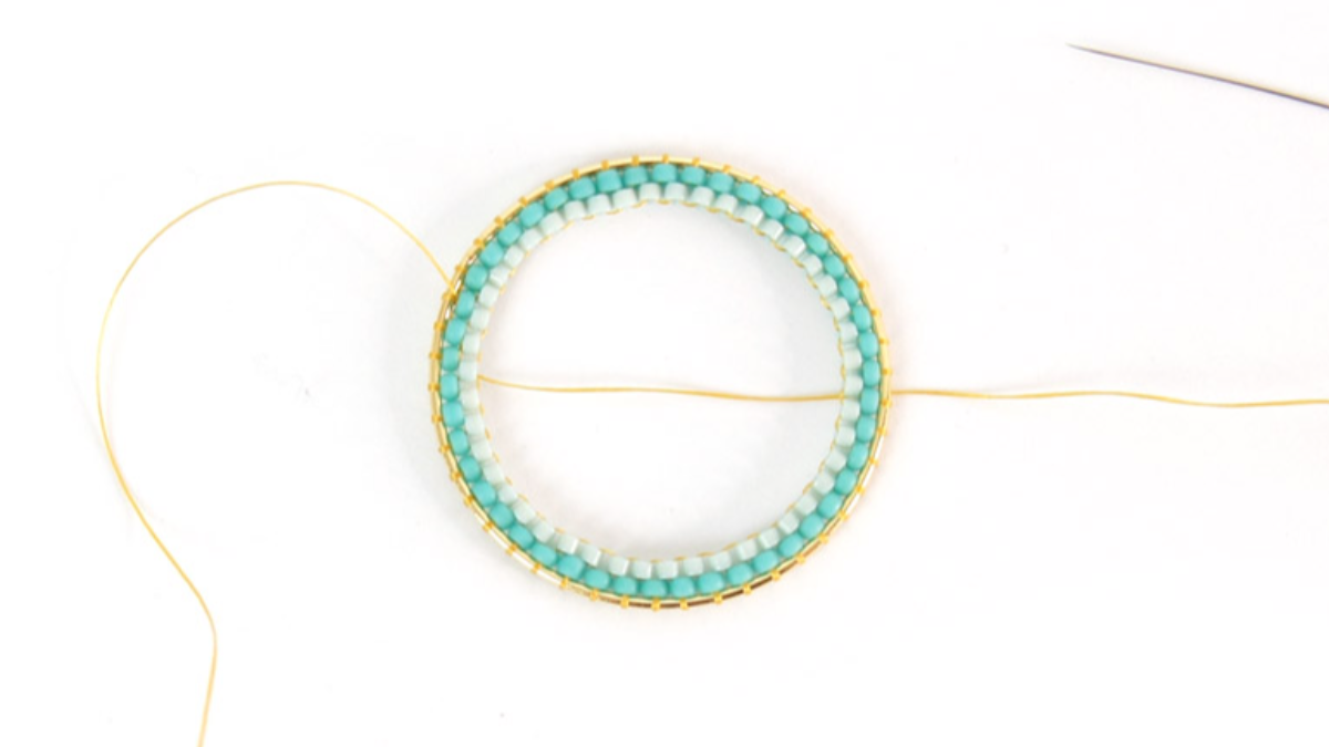 Round turquoise seed beads earrings Brick Stitch : Step 8