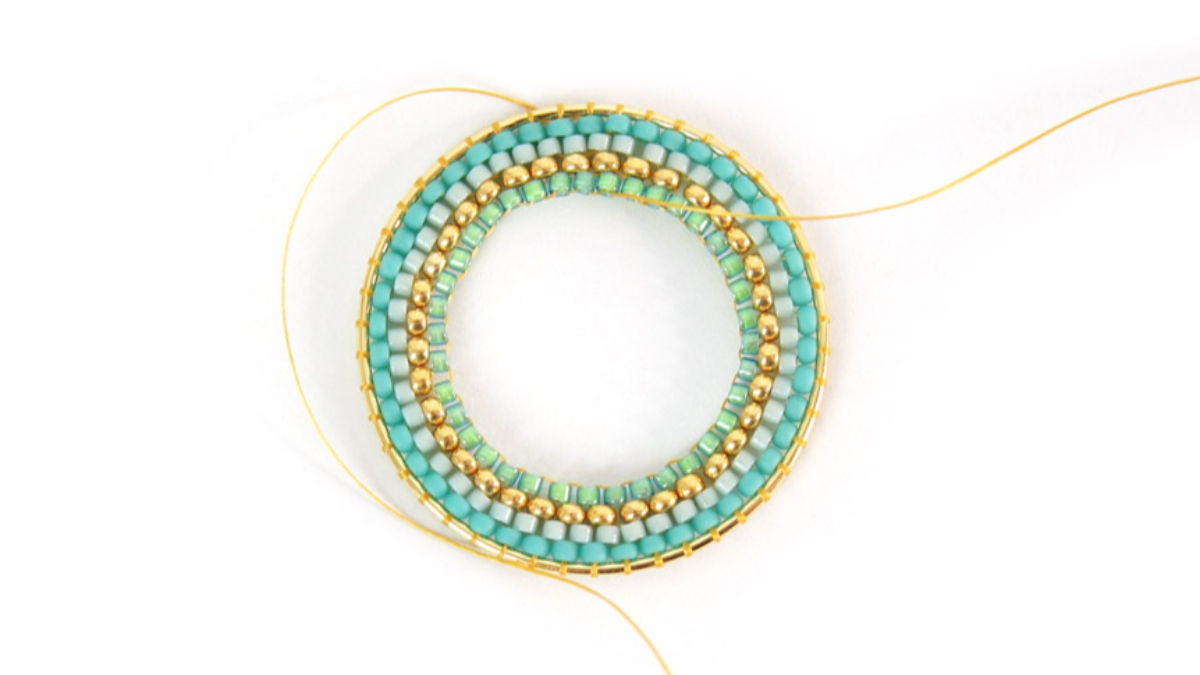 Round turquoise seed beads earrings Brick Stitch : Step 10