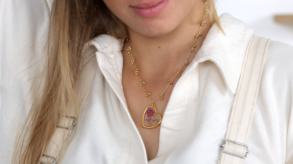 DIY Necklace Heart Pendant in UV LED resin with dried flowers DIY Necklace Heart Pendant in UV LED resin with dried flowers