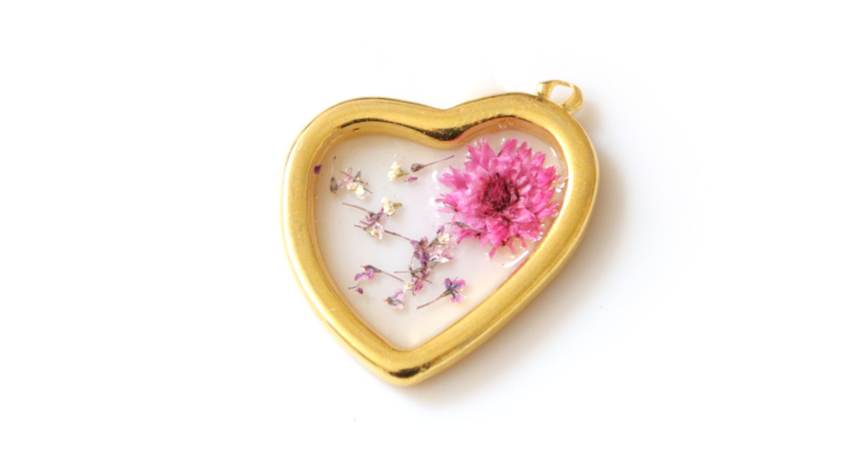 DIY Necklace Heart Pendant in UV LED resin with dried flowers : Step 1 DIY Necklace Heart Pendant in UV LED resin with dried flowers : Step 1