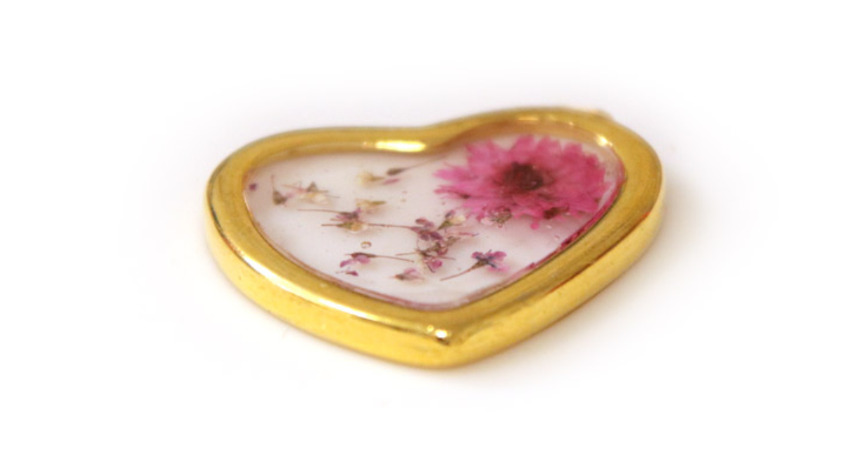 DIY Necklace Heart Pendant in UV LED resin with dried flowers : Step 2 DIY Necklace Heart Pendant in UV LED resin with dried flowers : Step 2