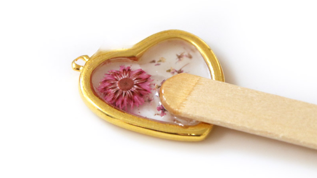 DIY Necklace Heart Pendant in UV LED resin with dried flowers : Step 3 DIY Necklace Heart Pendant in UV LED resin with dried flowers : Step 3