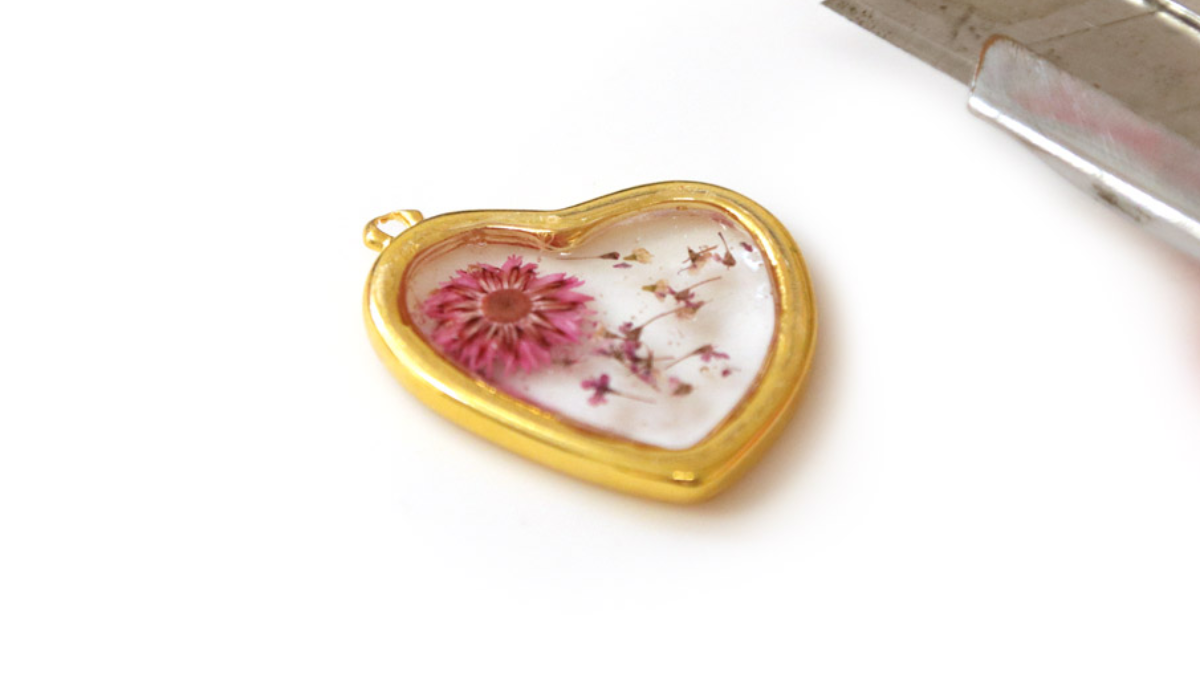 DIY Necklace Heart Pendant in UV LED resin with dried flowers : Step 4 DIY Necklace Heart Pendant in UV LED resin with dried flowers : Step 4