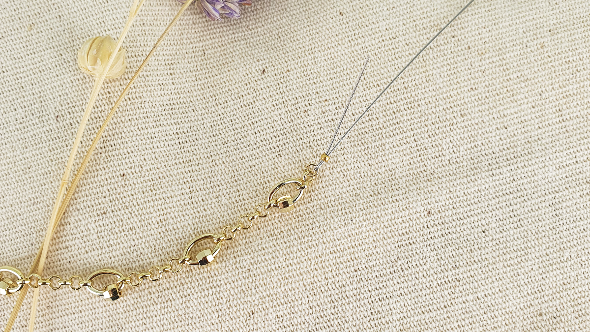 Fancy necklace with eye pendant and zircons : Step 2