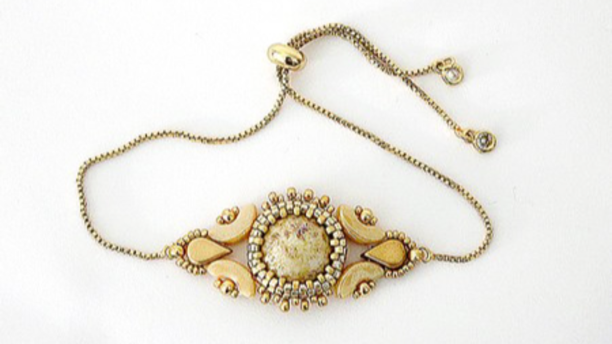 Schema  Tonka bracelet with cabochon by Puca and Arcos and Amos beads