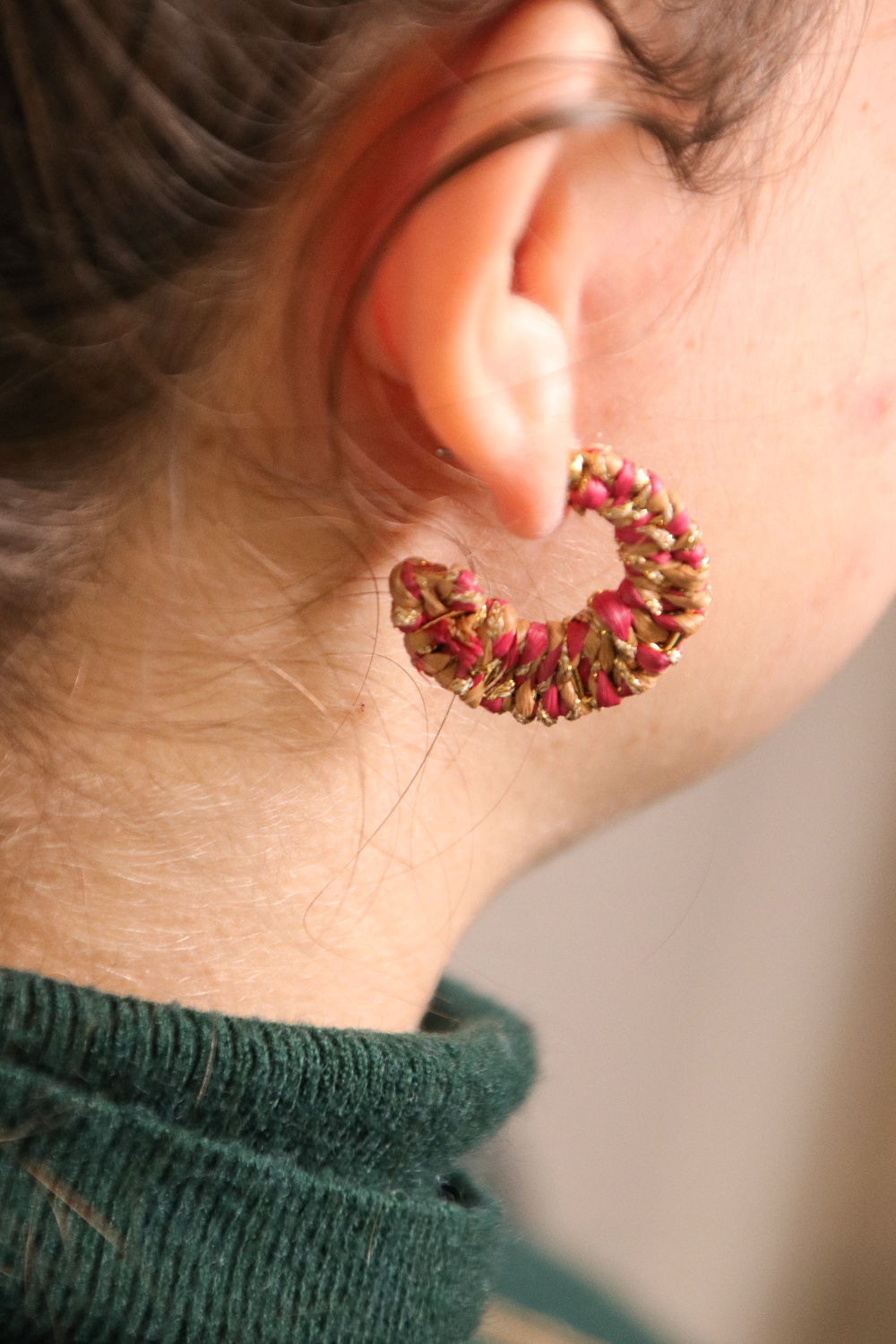 Schema Moon design earrings in pink and brown raffia and gold wire Schema Moon design earrings in pink and brown raffia and gold wire