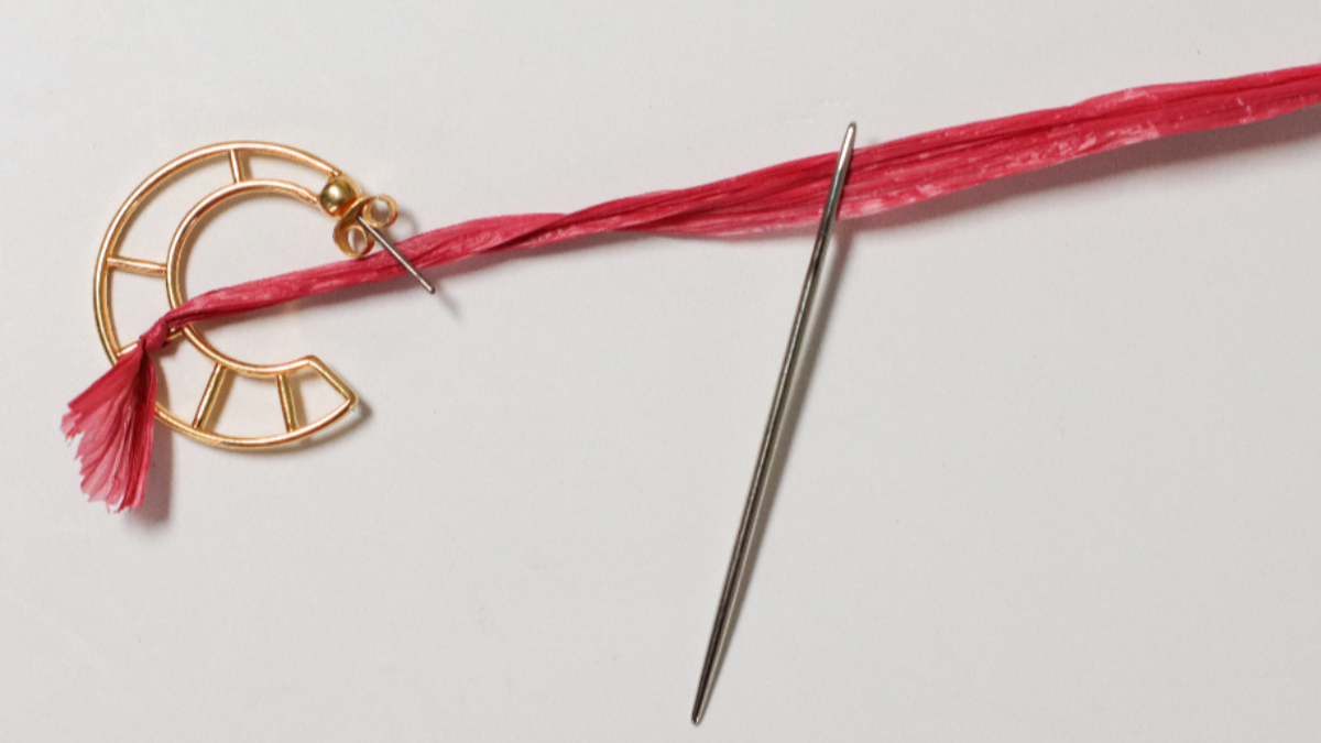 Moon design earrings in pink and brown raffia and gold wire : Step 1 Moon design earrings in pink and brown raffia and gold wire : Step 1