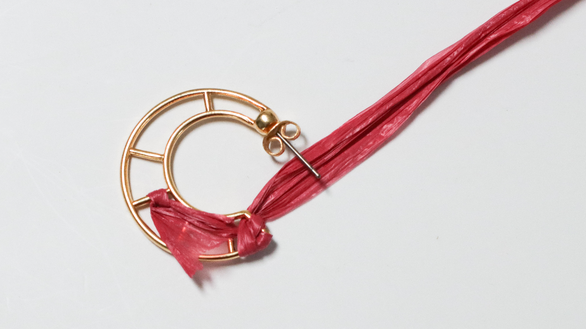 Moon design earrings in pink and brown raffia and gold wire : Step 2 Moon design earrings in pink and brown raffia and gold wire : Step 2