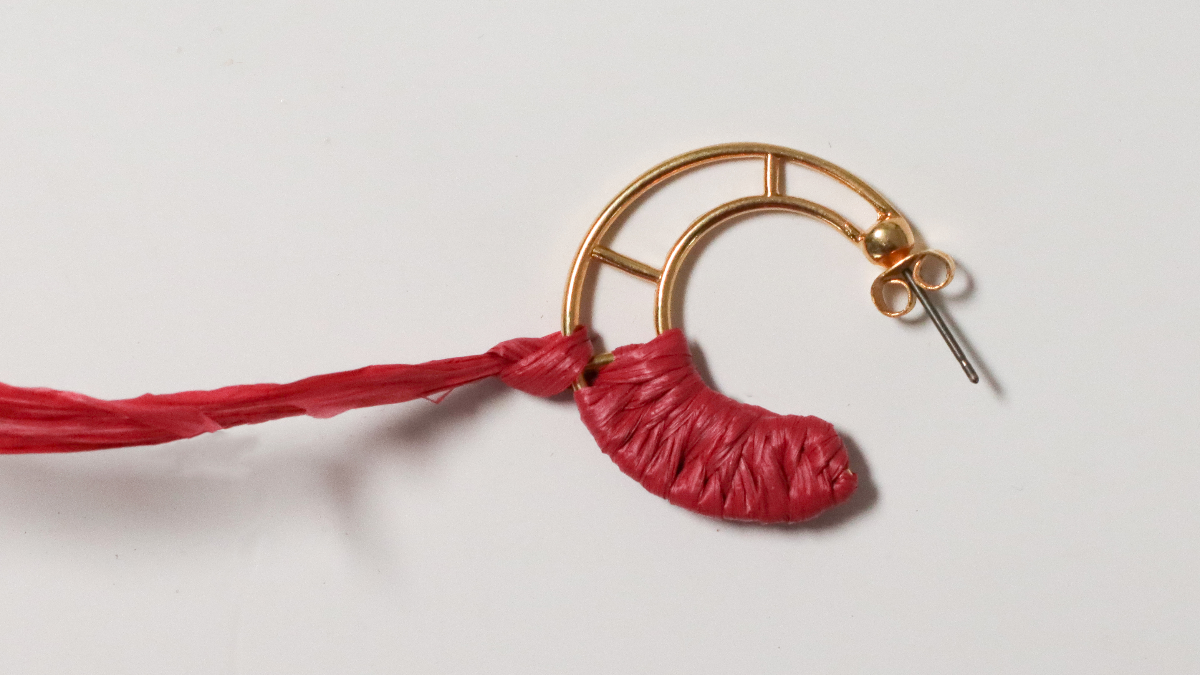 Moon design earrings in pink and brown raffia and gold wire : Step 3 Moon design earrings in pink and brown raffia and gold wire : Step 3