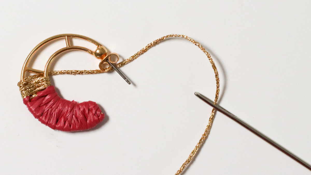 Moon design earrings in pink and brown raffia and gold wire : Step 4 Moon design earrings in pink and brown raffia and gold wire : Step 4