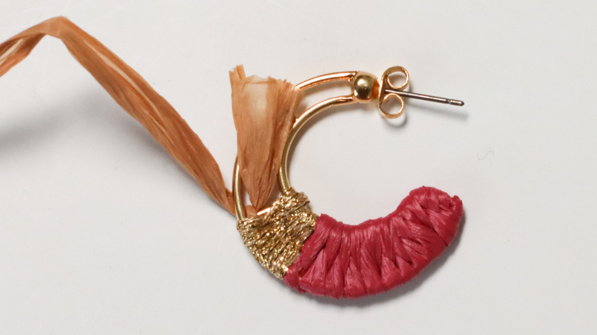 Moon design earrings in pink and brown raffia and gold wire : Step 5 Moon design earrings in pink and brown raffia and gold wire : Step 5