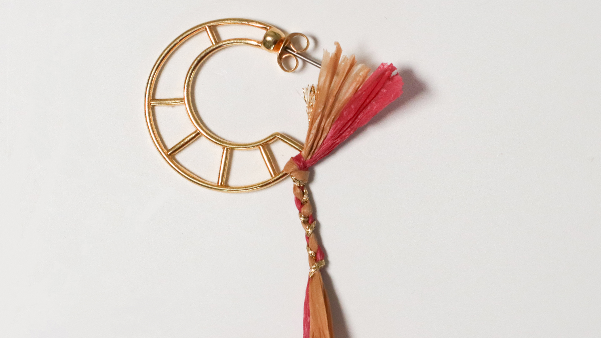 Moon design earrings in pink and brown raffia and gold wire : Step 7 Moon design earrings in pink and brown raffia and gold wire : Step 7