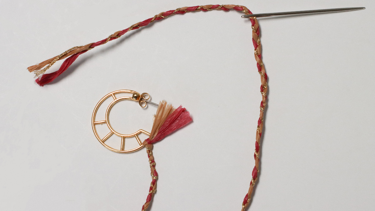 Moon design earrings in pink and brown raffia and gold wire : Step 8 Moon design earrings in pink and brown raffia and gold wire : Step 8