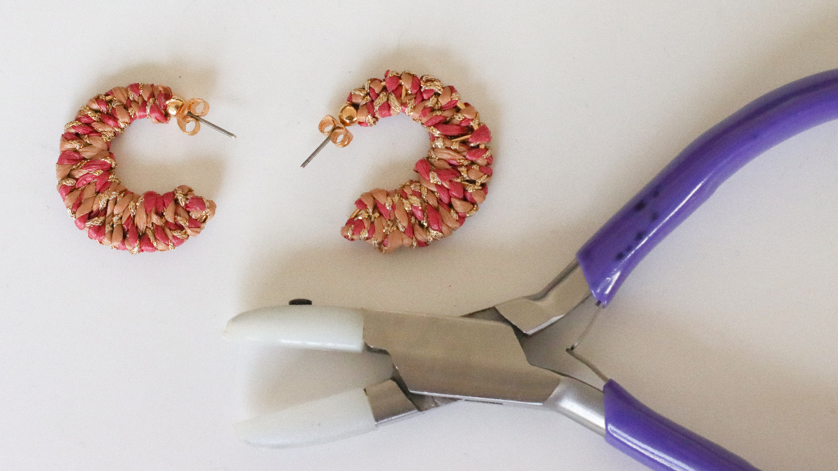 Moon design earrings in pink and brown raffia and gold wire : Step 9 Moon design earrings in pink and brown raffia and gold wire : Step 9