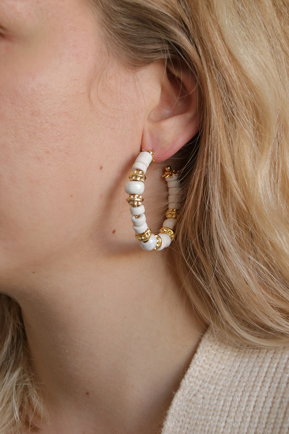 Schema  DIY gold creoles with white ceramic beads