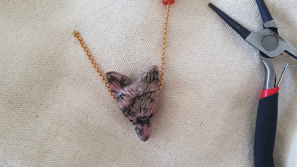 Rhodonite and heishi beads wolf head pendant necklace : Step 2 Rhodonite and heishi beads wolf head pendant necklace : Step 2