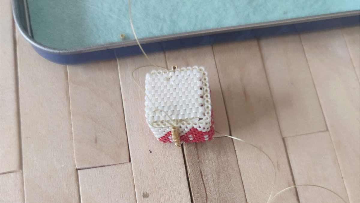 DIY Christmas gift packs with Miyuki bead weaving : Step 7