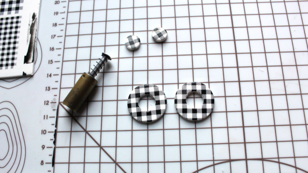 Gingham check pattern polymer clay earrings : Step 4