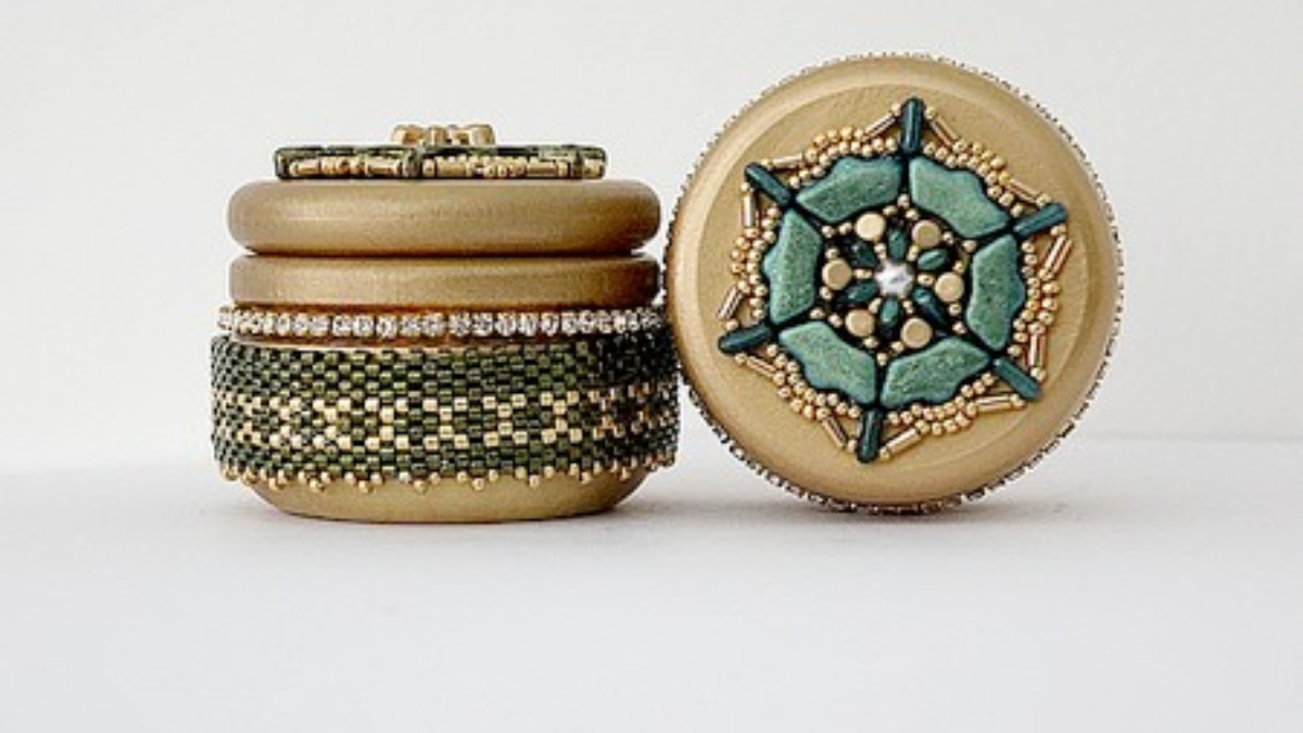 Schema Jodie secret box with Delos, Piros and Minos glass beads by Puca Schema Jodie secret box with Delos, Piros and Minos glass beads by Puca