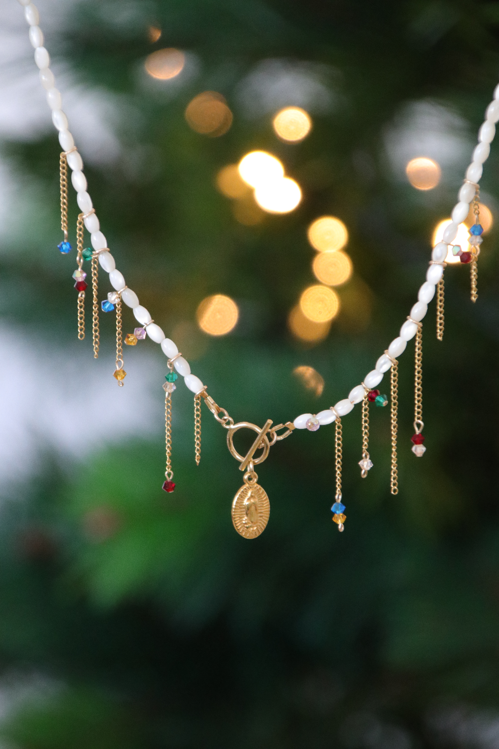 DIY mother-of-pearl olive necklace with chains and spinning tops Preciosa