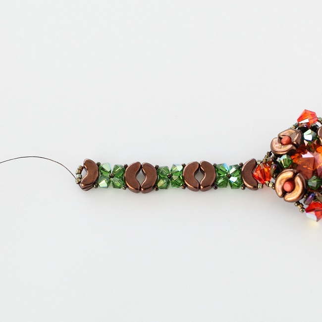 Indian summer bracelet with Arcos bead, Minos beads and bicone PureCrystal : Step 16