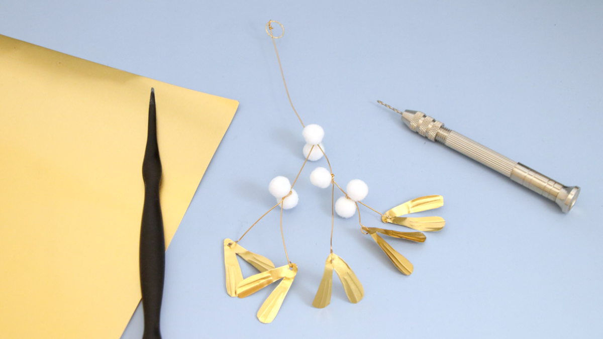 Schema DIY gold metal mistletoe and white pompons Schema DIY gold metal mistletoe and white pompons