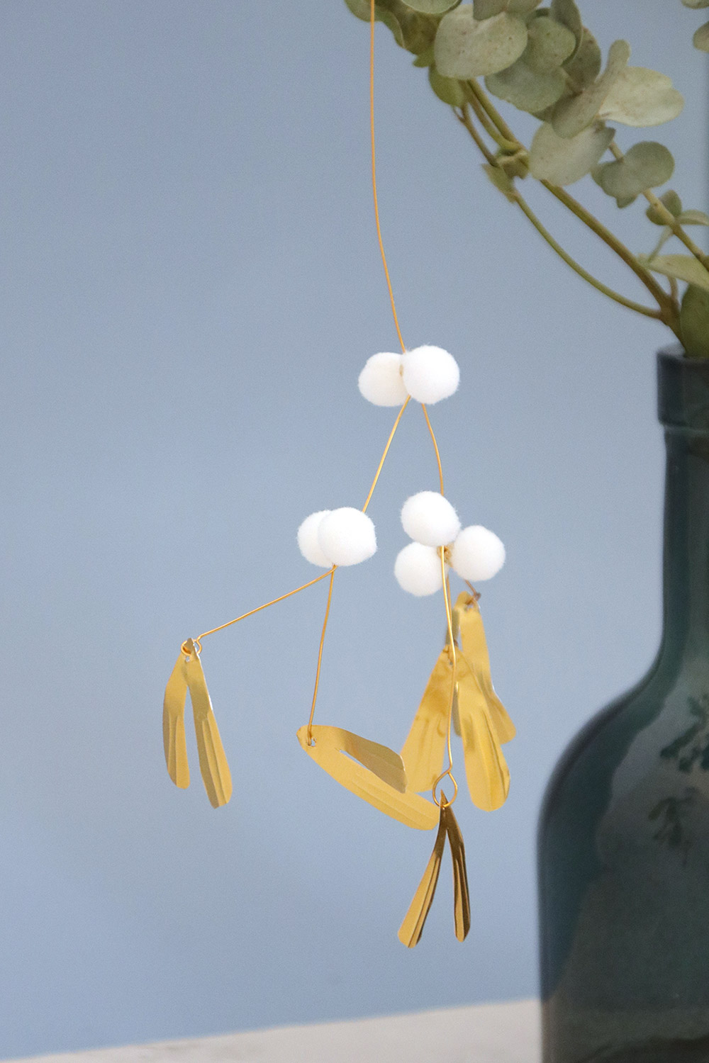 Schema DIY gold metal mistletoe and white pompons Schema DIY gold metal mistletoe and white pompons