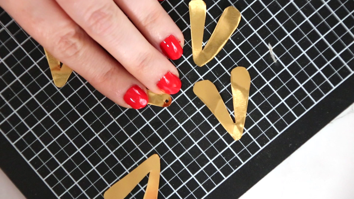 DIY gold metal mistletoe and white pompons : Step 2 DIY gold metal mistletoe and white pompons : Step 2