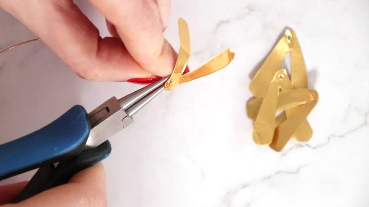 DIY gold metal mistletoe and white pompons : Step 3 DIY gold metal mistletoe and white pompons : Step 3