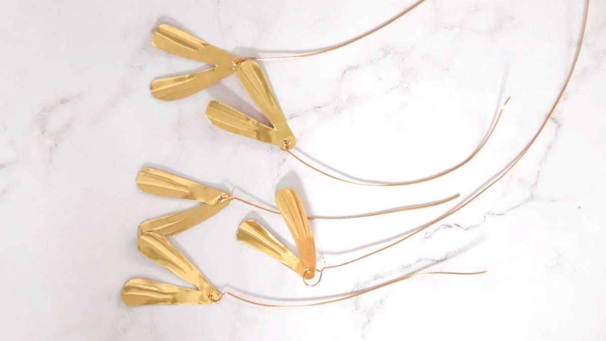 DIY gold metal mistletoe and white pompons : Step 4 DIY gold metal mistletoe and white pompons : Step 4