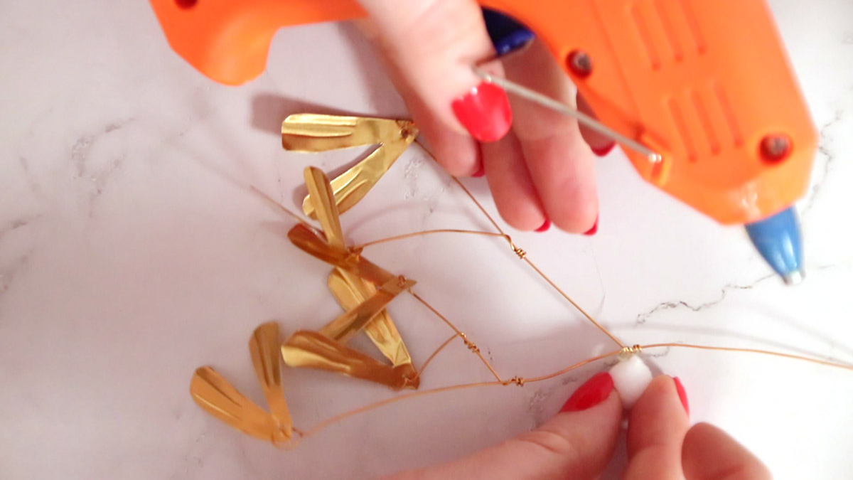 DIY gold metal mistletoe and white pompons : Step 5 DIY gold metal mistletoe and white pompons : Step 5