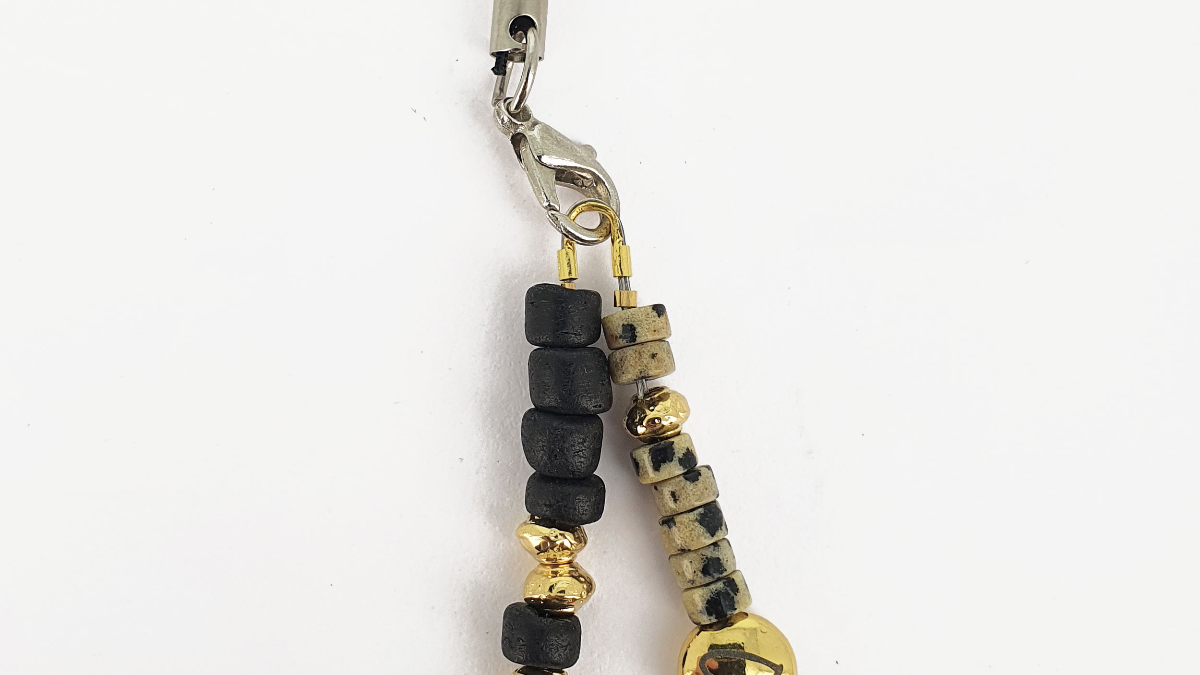 Mobile phone jewelry with heishi beads and grigri charms : Step 4