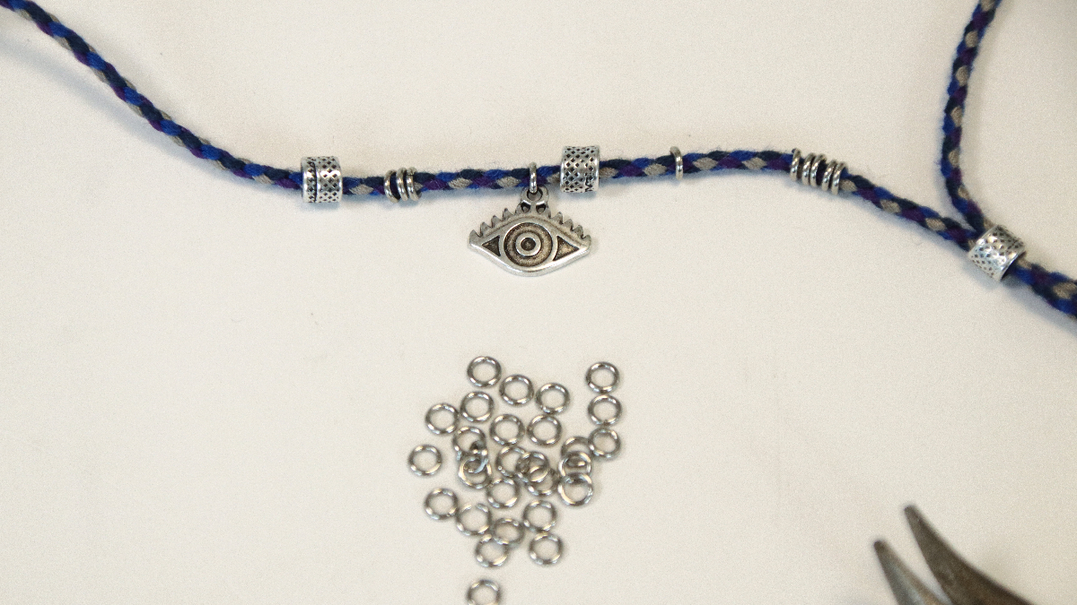 Bracelet man charms gri-gri and braided cord : Step 4