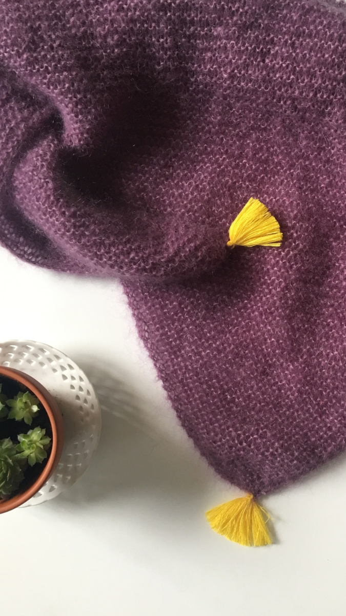 Schema  DIY knit - Trendy shawl with pompons in mohair wool and silk