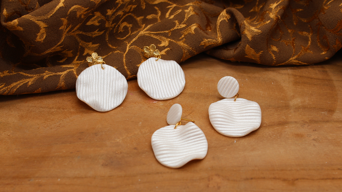 Boucles d'oreilles chips striées en pâte polymère nacrée Boucles d'oreilles chips striées en pâte polymère nacrée