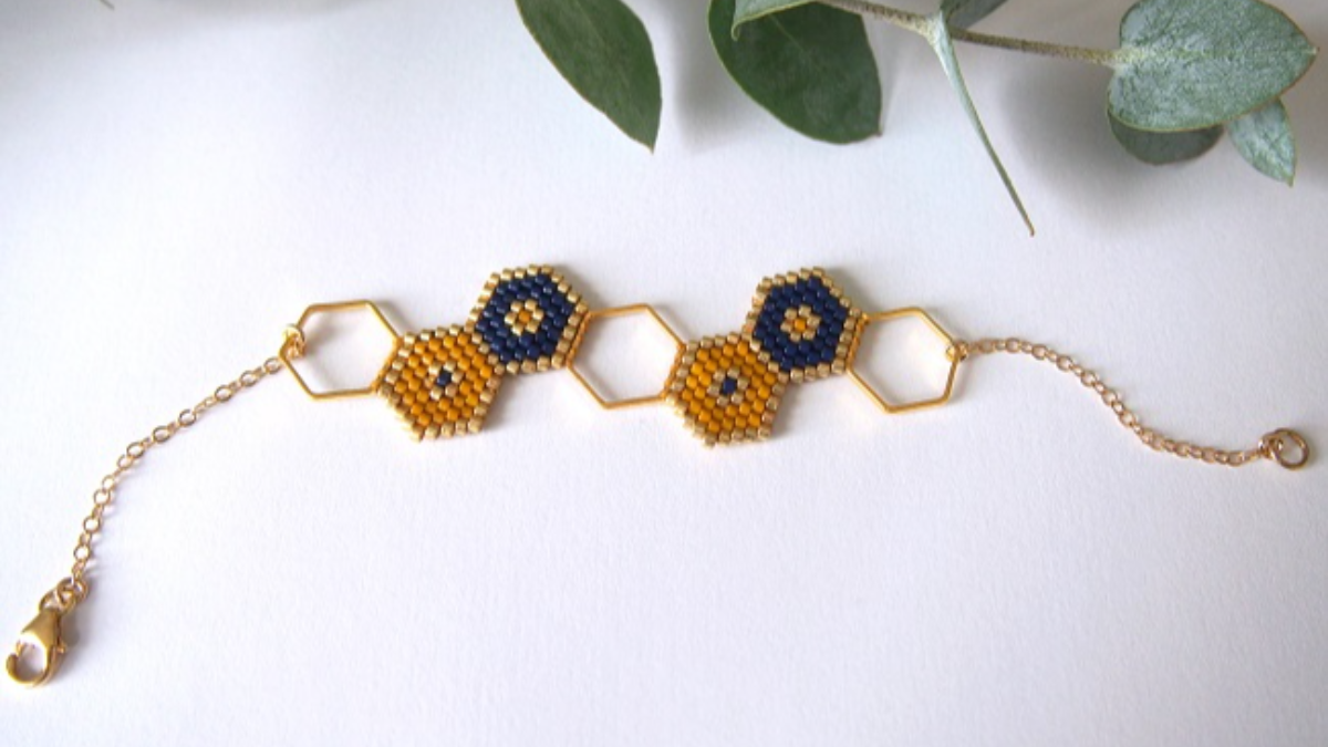 Hexagonal spacer and brickstitch weave