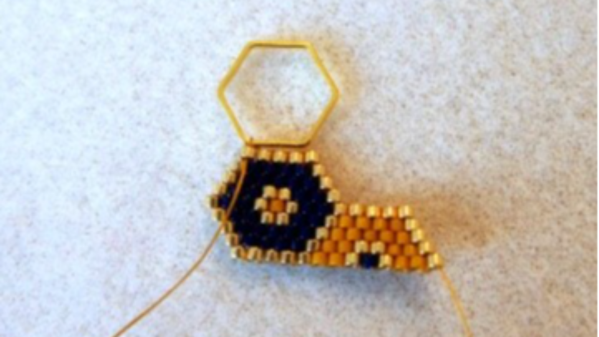 Hexagonal spacer and brickstitch weave : Step 3