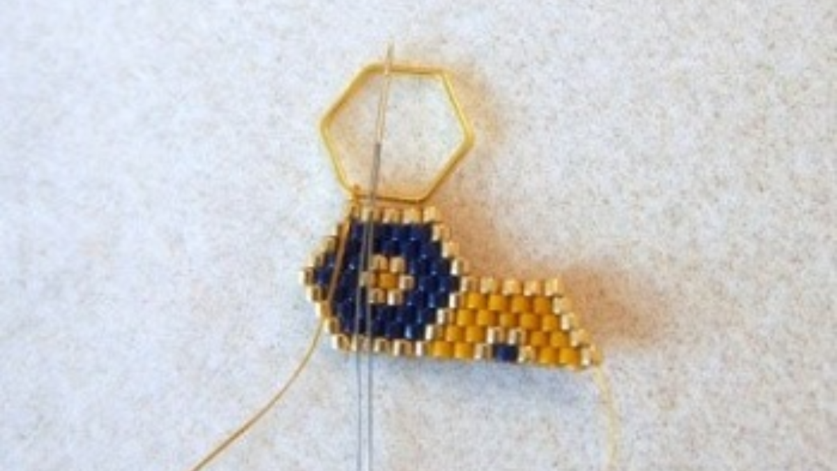 Hexagonal spacer and brickstitch weave : Step 4
