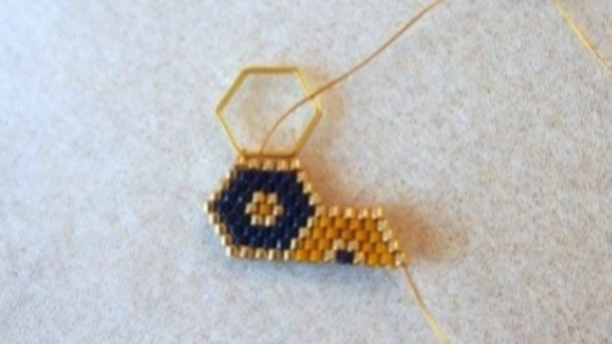 Hexagonal spacer and brickstitch weave : Step 5