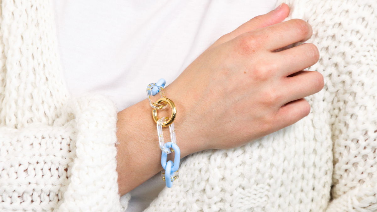 Schema DIY Bracelet with light blue mesh and epoxy links with small stars. Schema DIY Bracelet with light blue mesh and epoxy links with small stars.