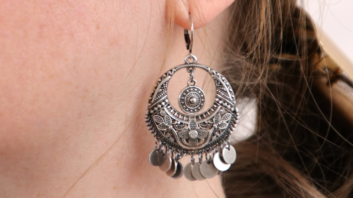 Bohemian earrings in silver and sequins : Step 2 Bohemian earrings in silver and sequins : Step 2