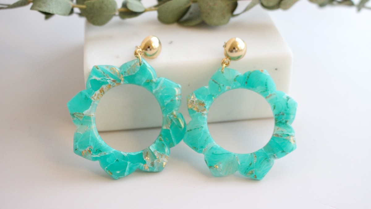 Boucles d'oreilles forme mandala et effet pierre en pâte polymère Boucles d'oreilles forme mandala et effet pierre en pâte polymère