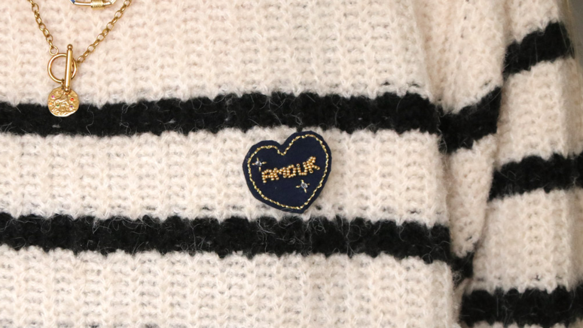 Tuto Brooch in beads embroidery word LOVE Tuto Brooch in beads embroidery word LOVE