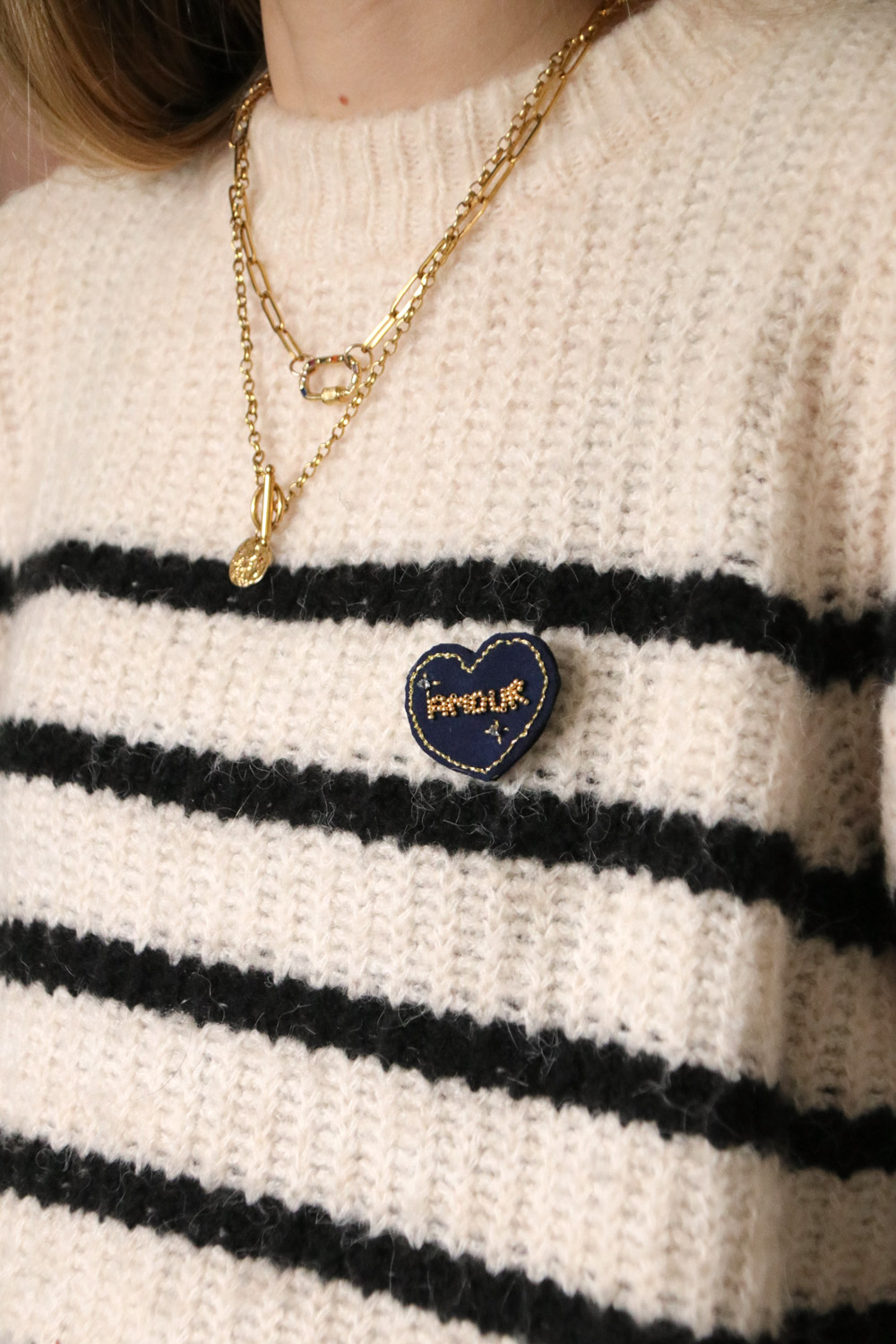 Schema  Tuto Brooch in beads embroidery word LOVE