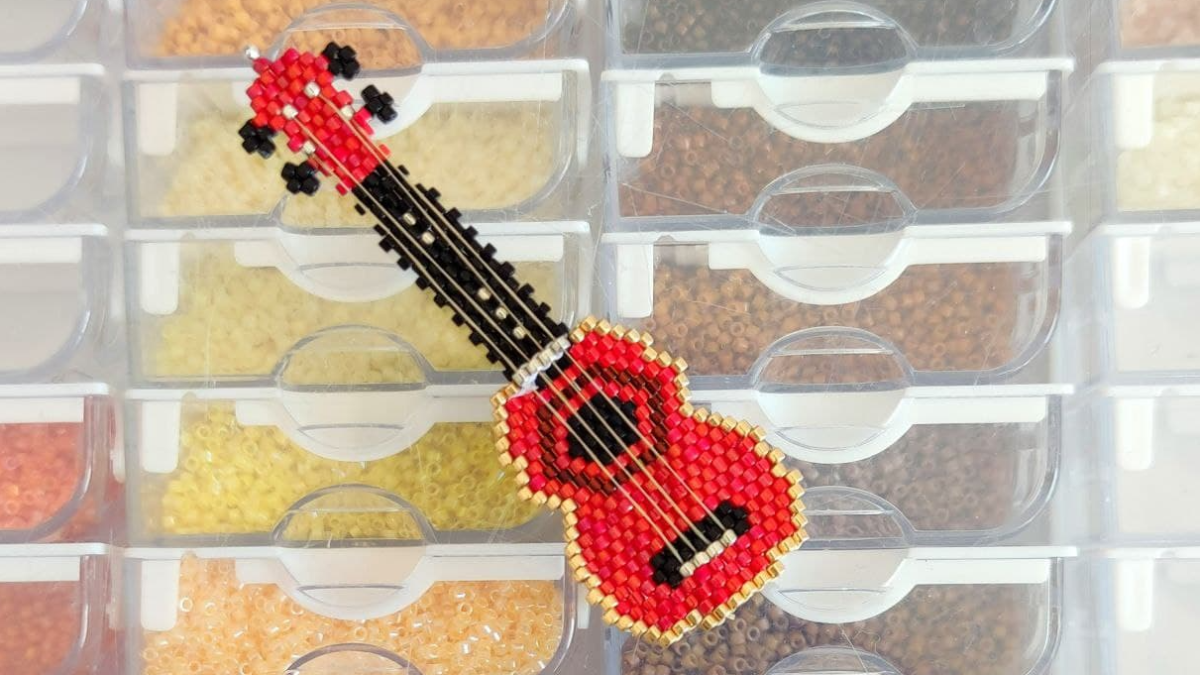 Weaving musical instrument Ukulele beads Miyuki Delicas