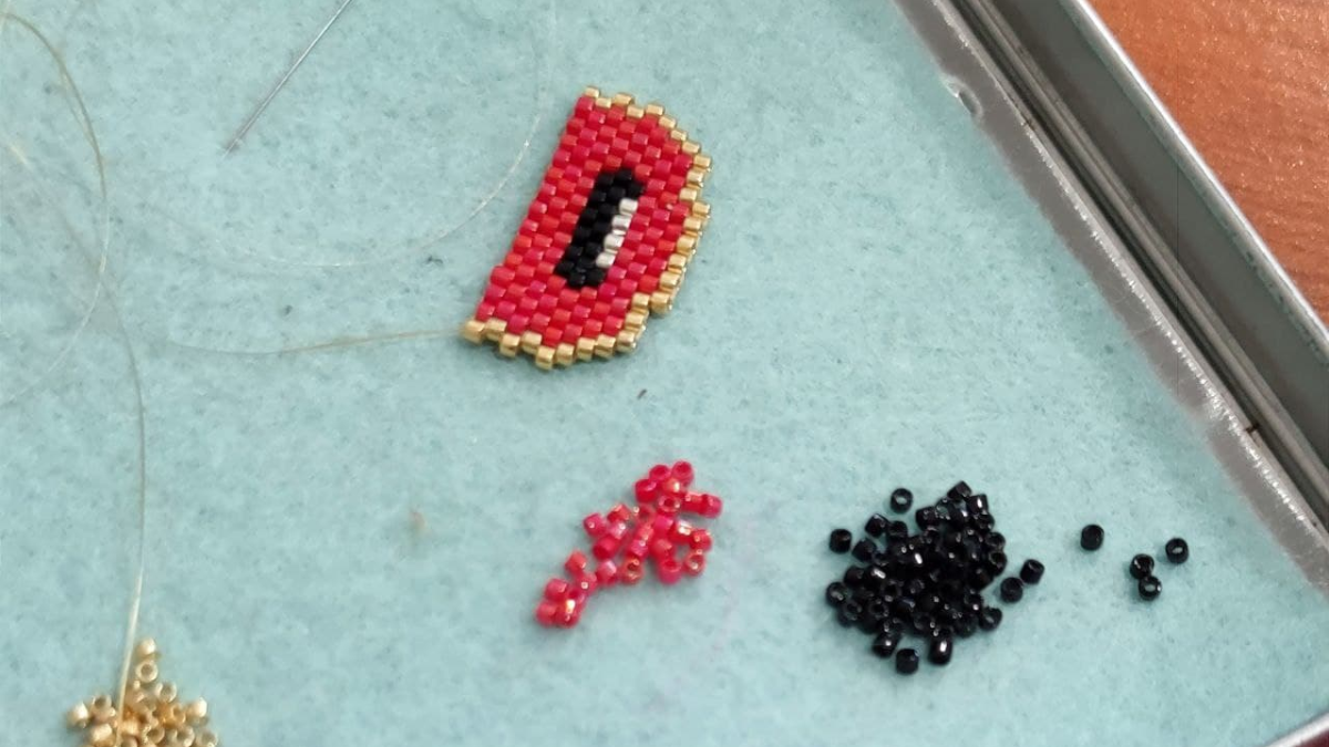 Weaving musical instrument Ukulele beads Miyuki Delicas : Step 1