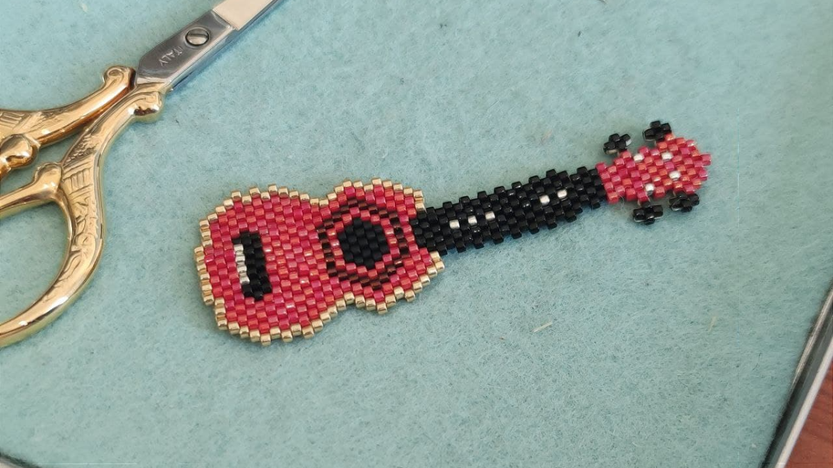 Weaving musical instrument Ukulele beads Miyuki Delicas : Step 2